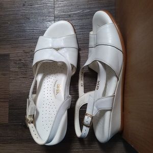 SAS CARESS in White Sandal Size 8 M